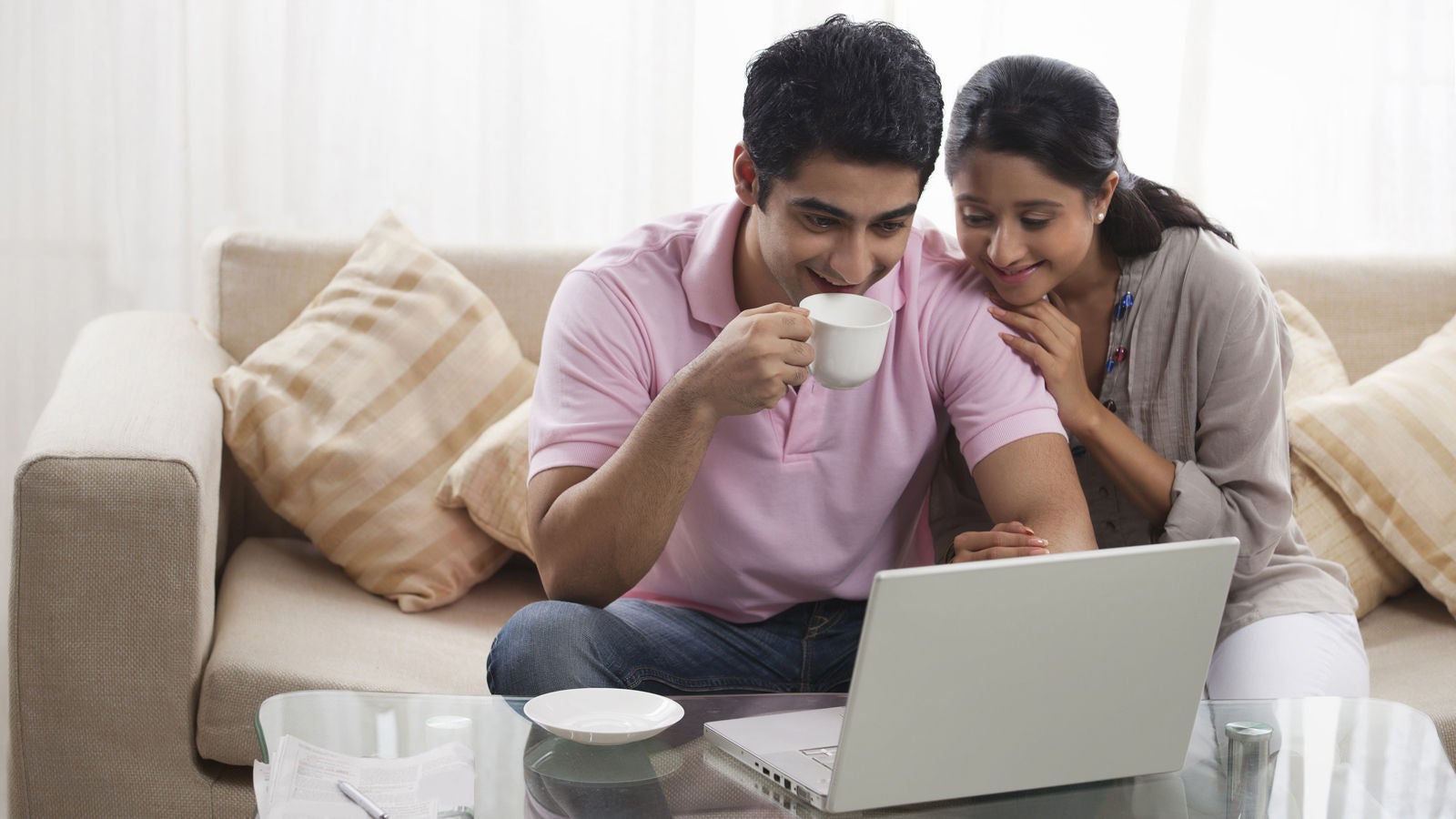 couple checking their home loan interest rate