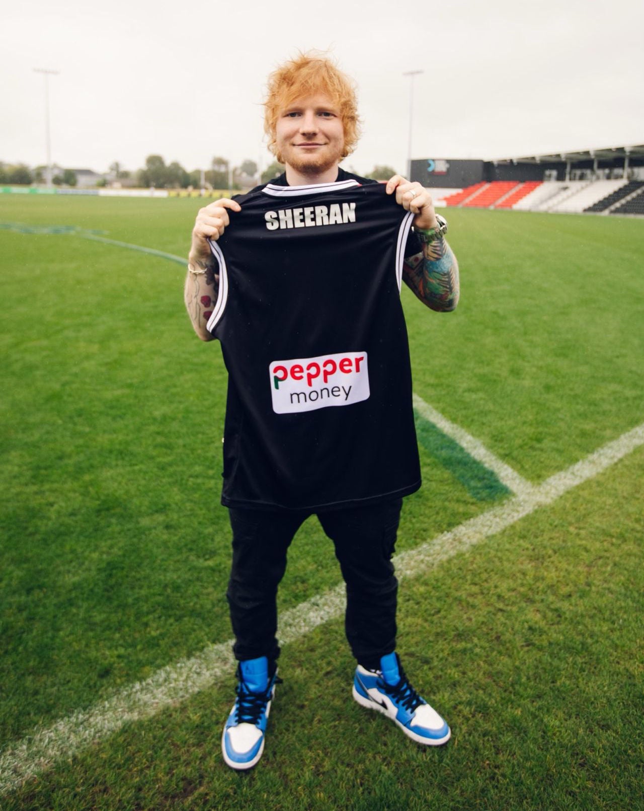 Ed Sheeran poses with Pepper Money Saints guernsey
